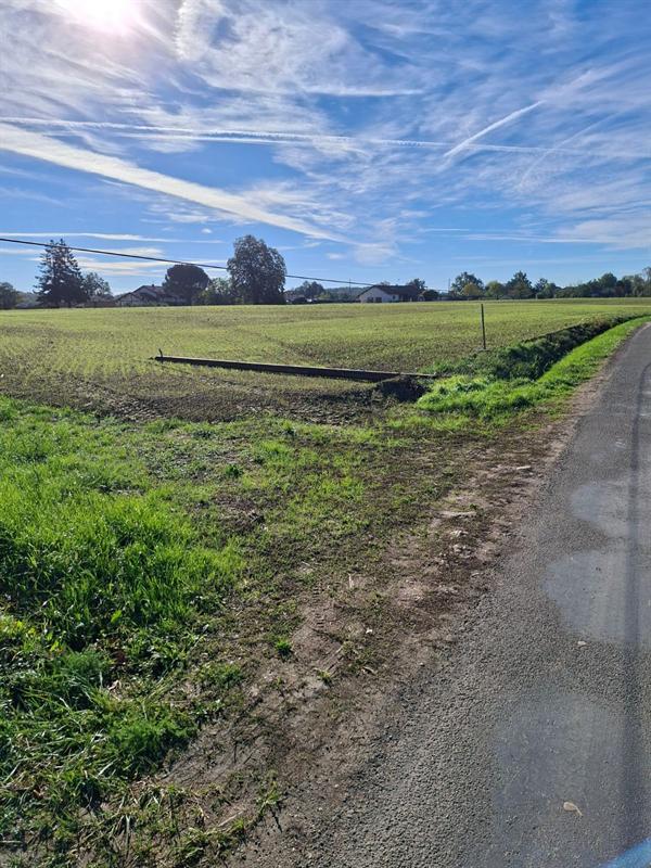 Poteau couché dans un champ