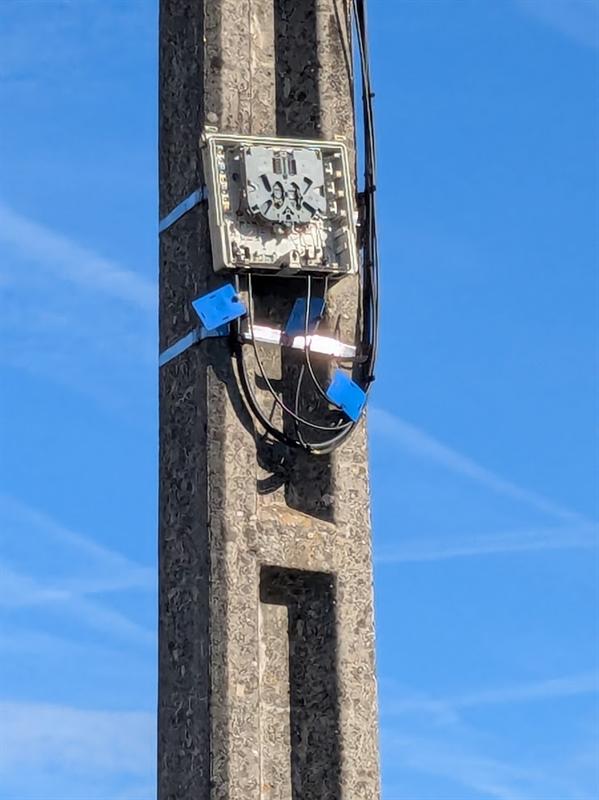 Boîtier fibre ouvert sur un poteau