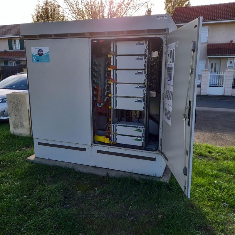 Armoire de rue restée ouverte